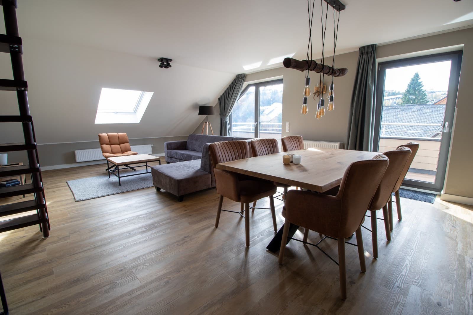 Stilvolles 5p Penthouse mit Aussicht